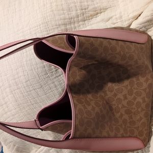 Like new coach medium shoulder bag no flaws perfect size